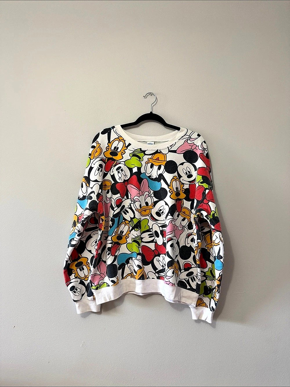 Vintage Disney Mickey and Friends Graphic Sweatshirt in White & Black XXL